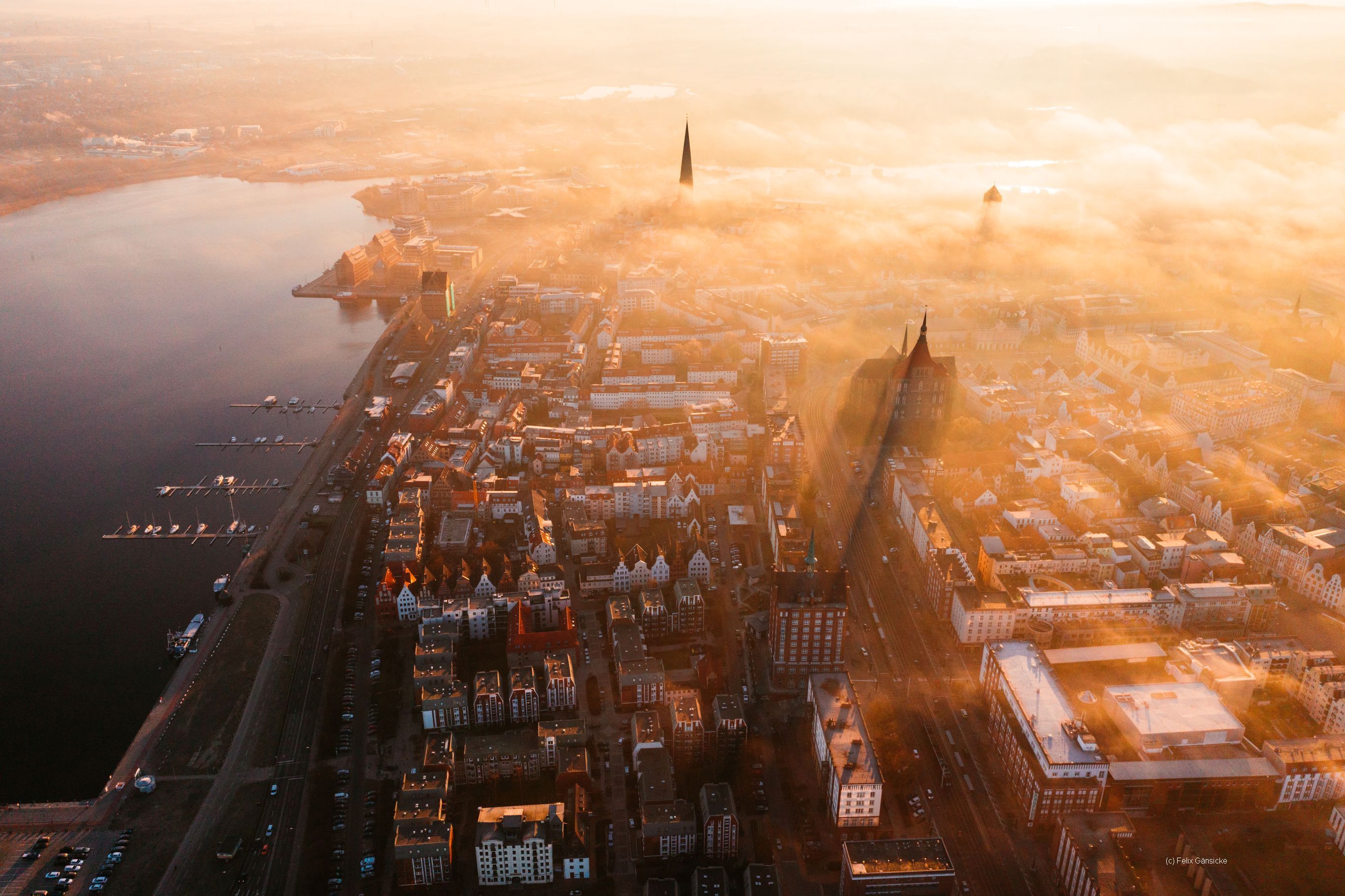 Atmosphärisches Luftbild Rostocks bei Sonnenuntergang